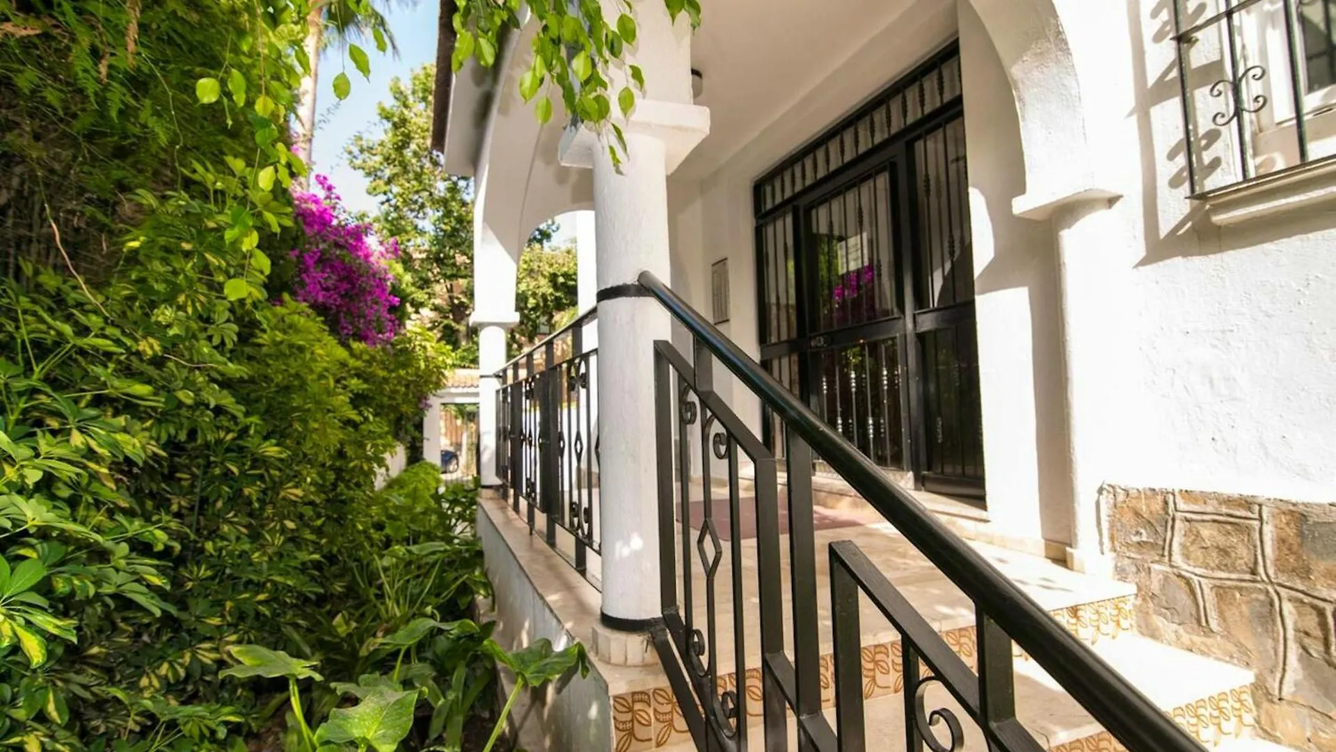 Charming Apartment In Puerto Banus, Marbella, With Pool 0*, Marbella